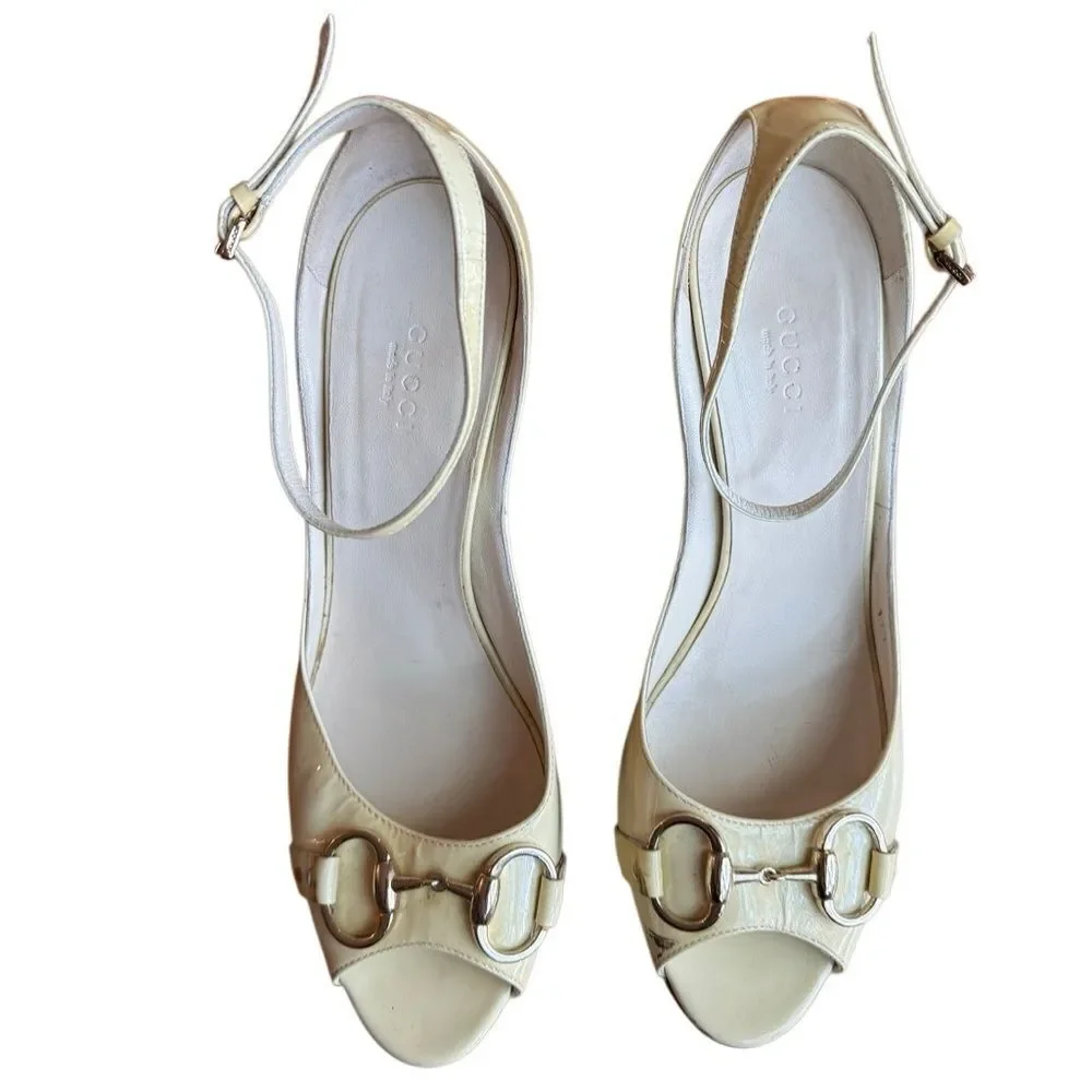 Gucci Women's Horsbit Accent Patent Leather Open Toe Wedge - Size 9